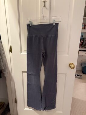 Low-Waist Foldover Flare Leg Yoga Pants - Gray